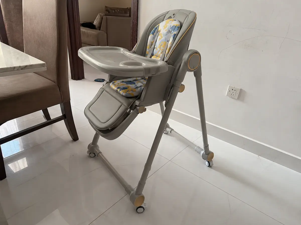 The UMGOOGOO convertible chair in rocking mode, original photo